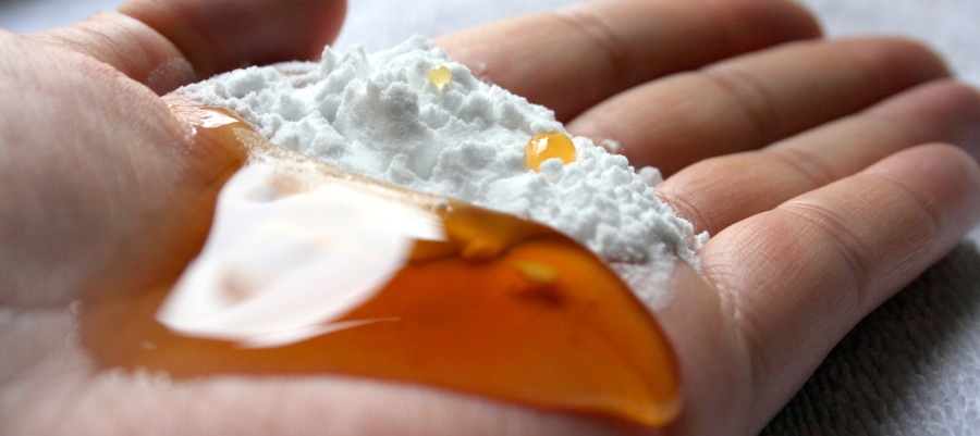 remove makeup with baking soda and honey